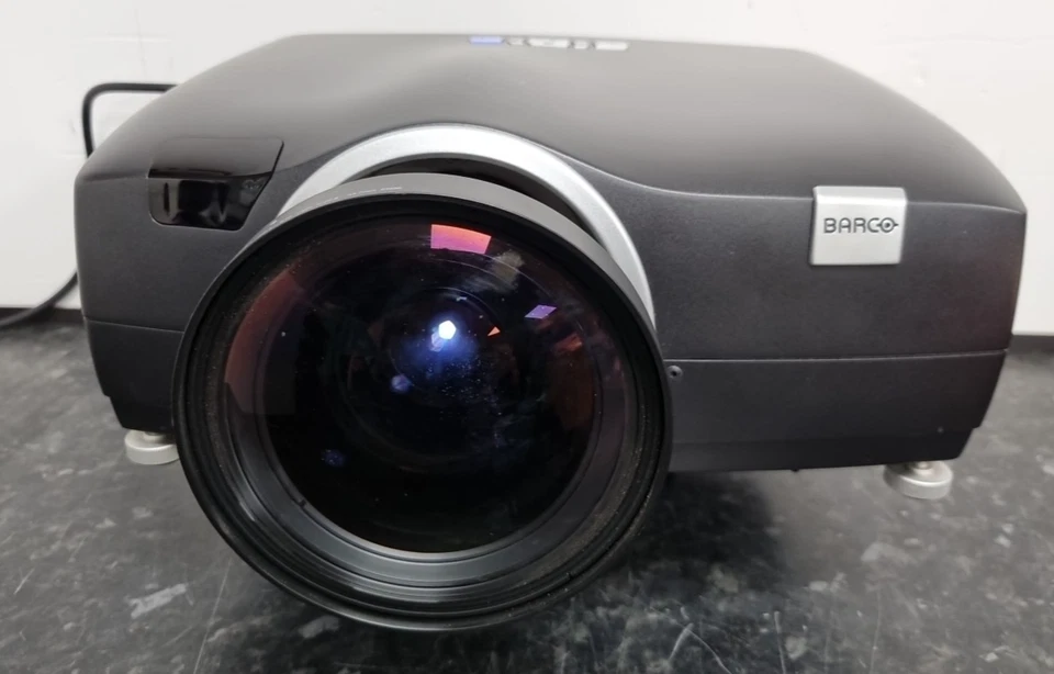 Proyector de alta resolución 3D brillante BARCO F50 WQXGA VIZSIM - Lente Barco EN56 - Imagen 1 de 4