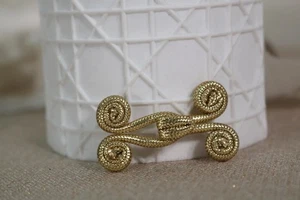 Cierre de tela dorada metálica, sujetador de rana dorada, vintage, vendido por pieza - Imagen 1 de 9