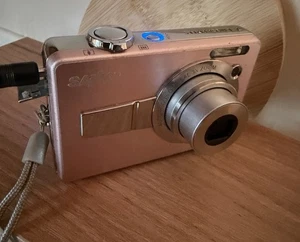 Fotocamera digitale Sanyo Xacti VPC-E760 7,1 MP rosa e custodia senza caricatore testata e funzionante - Foto 1 di 15