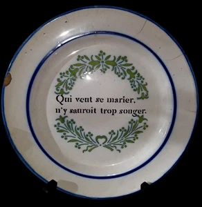 ANCIENNE ASSIETTE PARLANTE DE MARIES EN FAIENCE DE L'EST  XVIII/XIX N°774/1 - Imagen 1 de 8