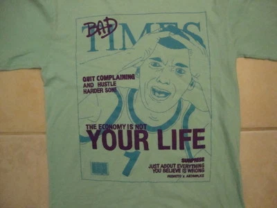 Divertida Camiseta Azul Claro "Malos Tiempos" Falsa Portada de Revista "Deja de Quejarte" M Foto 1 de 2