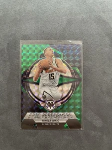 2022-23 Panini Mosaic Nikola Jokić Denver Nuggets Epic Performers Green Prizm #3 - Bild 1 von 2