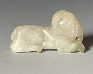 Estatuilla de animal vintage tallada a mano de carnero de jade chino con cuentas del zodiaco siglo XX - Imagen 1 de 12