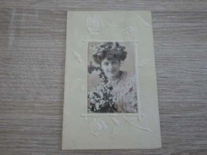 1x CPA POSTCARD EN RELIEF Circa. 1905 AMITIE Photocollage Jeune Femme - Picture 1 of 4