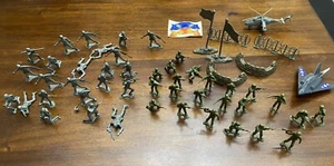 Vintage Plastik Armee Männer mit Zubehör - Bild 1 von 4