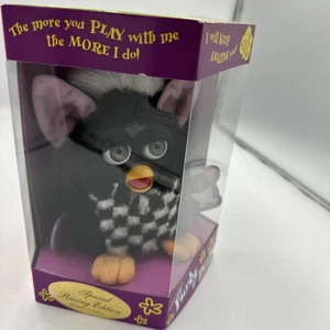 Tiger Furby # 70-891 edición especial de carreras bandera a cuadros nuevo en caja sellado raro - Imagen 1 de 5