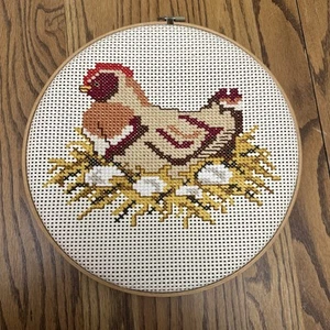 Cesta de mimbre de pollo punto de cruz vintage folclórica granja campo arte de pared 12 pulgadas - Imagen 1 de 7