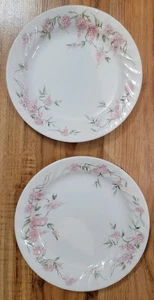 Juego de 2 platos de pan Corelle Corning 7 1/4" glicinia remolino flores lilas y rosas - Imagen 1 de 9