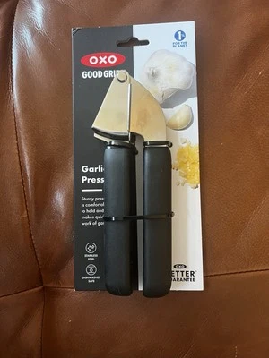 Пресс для чеснока OXO Good Grips, сверхпрочный, литой под давлением цинк и силикон, 7 дюймов - Изображение 1 из 2