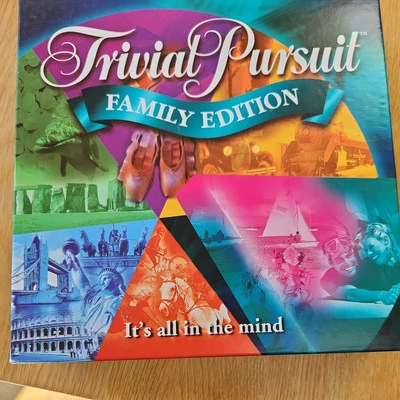 TRIVIAL PURSUIT GAME : 2001 FAMILY  EDITION - Image 1 of 2