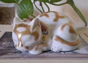 Vintage Kutani Japanese Sleeping Cat Figurine Hand Painted Porcelain 4" - Picture 1 of 7