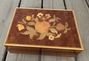 Joyero musical suizo vintage Reuge con incrustaciones de madera flores de marquetería ¡COMO NUEVO! - Imagen 1 de 6