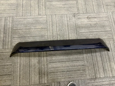 OEM | 2017 - 2024 Chrysler Pacifica Rear Liftgate Spoiler Cover #05182674AEl Foto 1 de 4