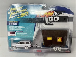 Johnny Lightning Tow & Go 1981 Jeep Wagoneer mit Tiny House White Lightning CHASE - Bild 1 von 8