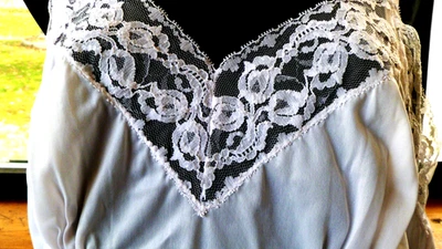 Vintage MOVIE STAR, 42, blanco sedoso slip completo con encaje Foto 1 de 4