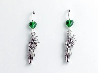 Pendientes colgantes de gaitero de peltre y plata de ley - gaita, falda escocesa, banda Foto 1 de 2