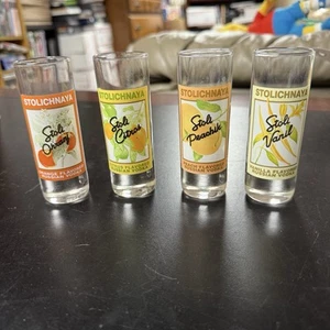 Lotto 4 Bicchieri Alti Stoli Shot Vodka Russa Arancia Agrumi Pesca Vaniglia - Foto 1 di 2