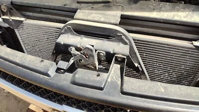 2001 2002 Silverado 2500 Hd Hood Latch Assembly With Bracket Oem 8.1l - Image 1 of 4