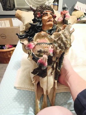 Real Cattle Skull with American Indigenous Person & Wolf Statue Foto 1 de 4