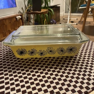 Vintage 1950s Pyrex JAJ Yellow Daisy Space Saver Oven Dish With Lid Kitchenalia - Picture 1 of 24