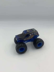 Hot Wheels Monster Truck JAM Son-Uva Digger 1:64 Die Cast BKT Reifen blaue Felgen  - Bild 1 von 6
