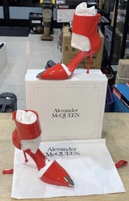 Arnés Alexander McQueen Punk Pump Tacones con Puntera Metálica en Rojo Lujuria, Talla 38.5 Foto 1 de 4