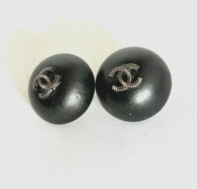 Botones Chanel Vintage 28mm Cuero Negro Metal (2 BOTONES) Foto 1 de 4