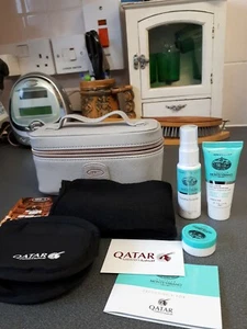 Qatar Airways Business Class BRICS Amenity Kit Tasche Beige Gold mit Inhalt  - Bild 1 von 4