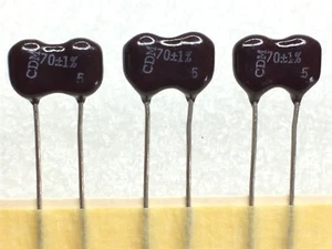 CDA15ED700FO3 CORNELL DUBLER TAPPO MICA 82PF 500V 1% NASTRO RDL 12 PEZZI - Foto 1 di 2