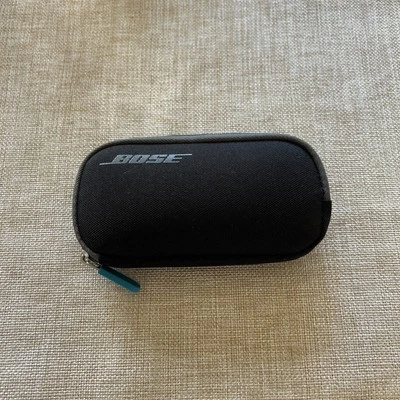 "Funda para auriculares con cremallera Bose 4""x2"" negra y azul"  Foto 1 de 4
