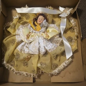 Vintage 50er Jahre MÄDCHEN MIT GOLDENEM SCHUH KUNSTSTOFFPUPPE IN OVP Augen öffnen & schließen 8 Zoll - Bild 1 von 11