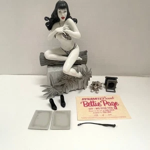 Statua Dynamite Presents Bettie Page edizione bianco e nero #278/300 Terry Dodson - Foto 1 di 6
