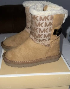 Botas de invierno Michael Kors Marilu forradas de vellón MK color gamuza tostado estilo niño talla 7 - Imagen 1 de 7