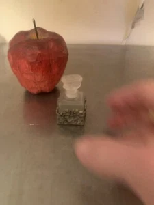 Piccola Bottiglia Profumo in Vetro Avvolta con Fiori in Metallo, Tappo Floreale - Bx - Foto 1 di 4