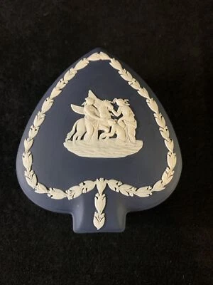 Caixa de joias Wedgwood Portland Blue Jasperware Spade Muses Pegasus bugigangas. Excelente estado usado - Imagem 1 de 4