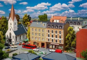 Faller 232384 Stadthäuser mit Apotheke - Bausatz - Bild 1 von 3