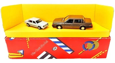 Corgi Toys England 1:64 + 1:36 VOLVO 760 BERLINA Modelo Coche Set de Regalo Sin usar, en caja 84 ¡RARO! Foto 1 de 4