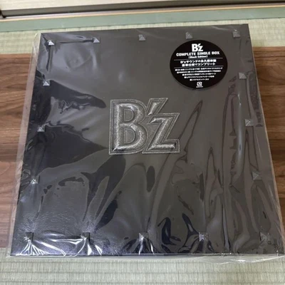 B'z COMPLETE SINGLE BOX(Black Edition) Foto 1 de 2