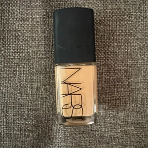 NARS Sheer Glow Foundation Light 3,5 Salisburgo - 1 oncia - NUOVO - Foto 1 di 5