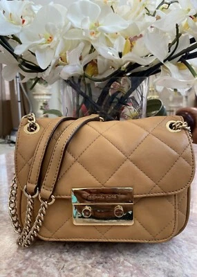 Michael Kors выстеганная устричная кожаная наплечная сумка б/у в отличном состоянии, рекомендуемая розничная цена производителя $298 - Изображение 1 из 4