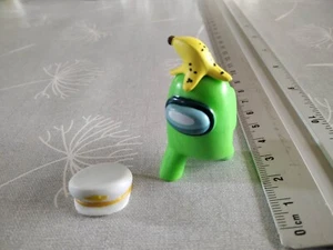 figurine AMONG US - tomy - innersloth TOIKIDO - vert avec banane casquette - Imagen 1 de 2