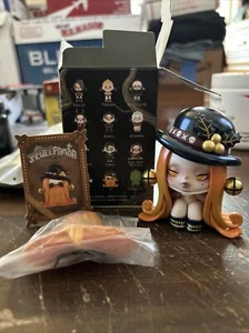 GEÖFFNETE BOX Pop Mart X Skullpanda - Addams Family Serie - ES LESEN - Bild 1 von 6