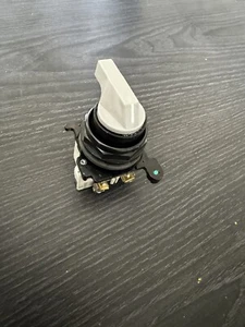 NEW, EATON CUTLER HAMMER 10250T402 3 POSTION SELECTOR SWITch Open Box - Picture 1 of 3