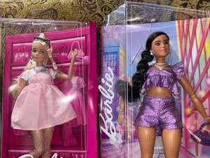Barbie Deluxe Style Puppen #3 & #8 Millie rosa Kleid Curvy Latina - Box beschädigt - lesen - Bild 1 von 14