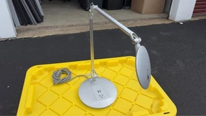Humanscale Element Disc LED Arbeitsleuchte mit Tech Base - USB + 120V - Silber ETB - Bild 1 von 4