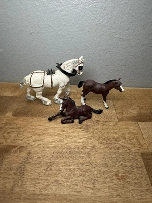 Lote de estatuillas de plástico vintage Britains Ltd 1970-1972 caballo Clydesdale/foul Foto 1 de 4