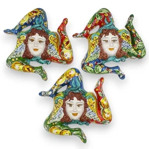 Trinacria in ceramica di Caltagirone, h 20 cm ca. (1Unità) vari colori e decoro - Picture 1 of 7