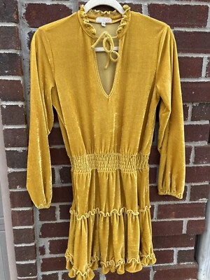 Vestido GB Dorado Amarillo Talla Mediana Terciopelo Volantes Manga Larga HOCO (E) Foto 1 de 4