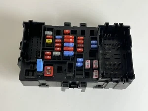 2015 Cadillac Escalade L Front Relay Junction Block Fuse Box OEM 23200663 - Picture 1 of 7