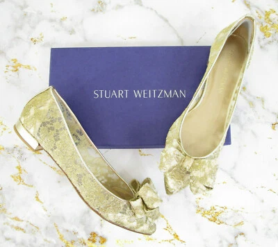 Sapato sem salto Stuart Weitzman dourado guipure renda pontiagudo com laço tamanho 9N - Imagem 1 de 4